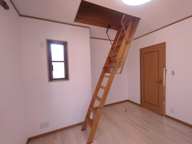 小屋裏収納へ上がる収納梯子です