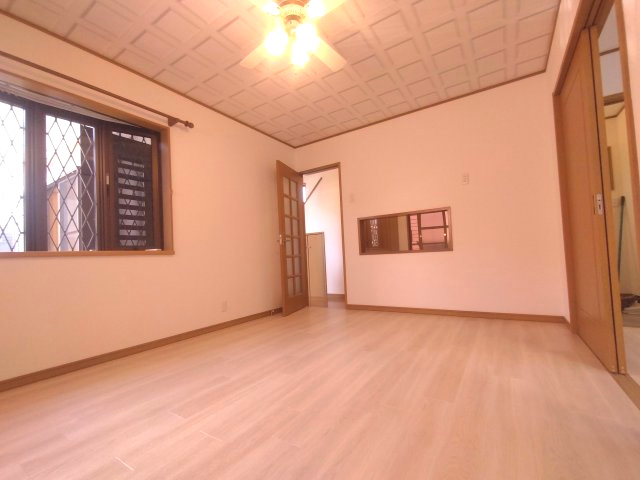 ナチュラルな木目調の床から木の温もりを感じられます。