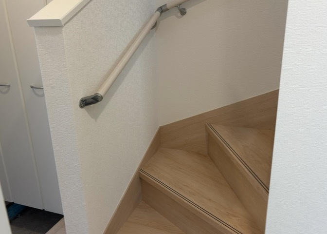 建物の上下階の通路である階段は、その位置によって動線や室内の印象が大きく左右されます。手摺にも重要な役割があり、転倒の防止・歩行や動作を円滑にして日常生活を支えることを主な目的として設置されています。