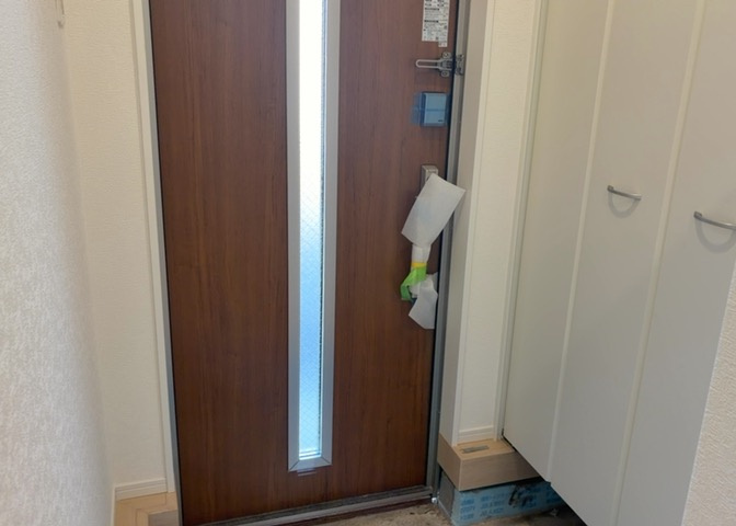 玄関は家の顔でもあり、家族以外の目にも止まる場所です。玄関は外との間を仕切る扉、靴などをしまっておく収納スペース、靴脱ぎのたたきスペース、来客とのやり取りをするドアホンなど複数のアイテムからなります。