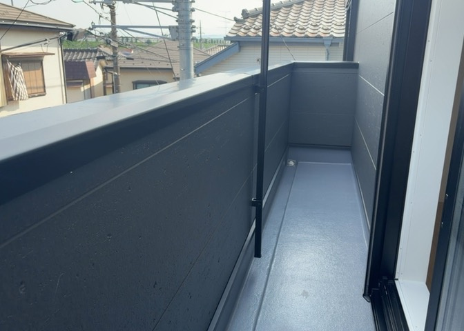 バルコニーは、室外の専用スペースのうち、「屋根がなく開放された空間」であるものを指します。ベランダより広いタイプのものが多く、日当たりもよいため家庭菜園などを楽しみたい人にとって適した環境となります。