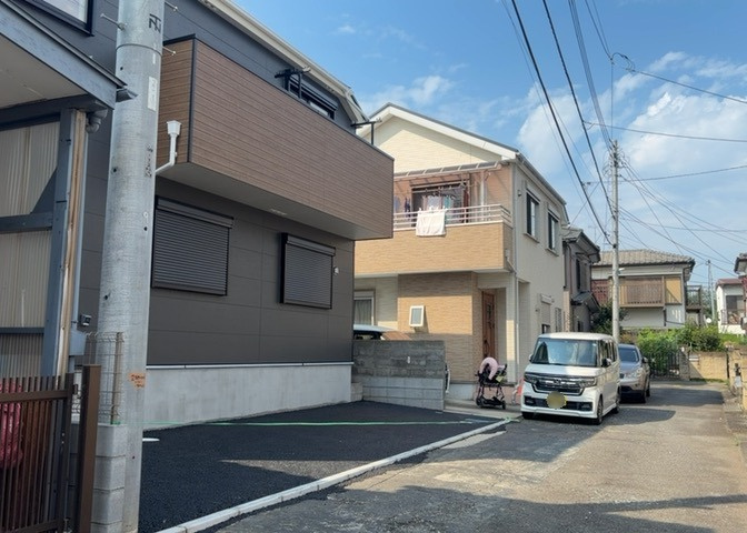 住宅用の土地では前面道路に2m以上接していなければならないと法律で定められています。しかし、お持ちの車のサイズやライフスタイルなどにより、2mでは利便が悪い場合もございますので、事前に確認しましょう。