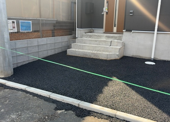 庭があることでガーデニングや家庭菜園はもちろん、こどもの遊び場やペットを放して遊ぶことができます。また、家の周囲に余裕があるということです。隣地との間があれば、十分な日当たりと、風通しが確保できます。