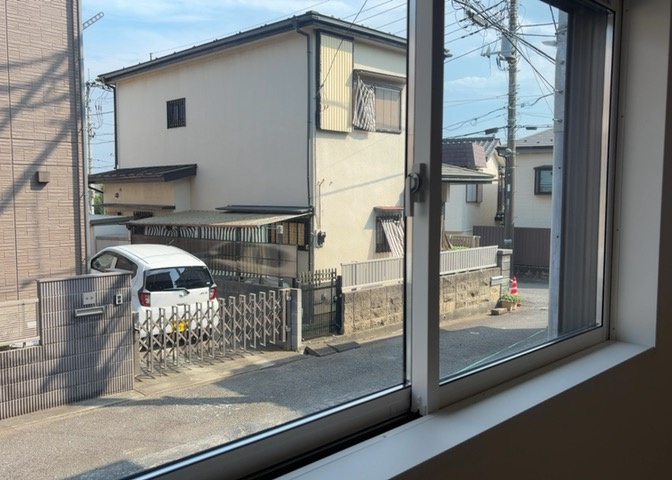 サッシとは、ガラス窓に使用される金属製の窓枠のことです。一般的に住宅建築では、金属製建具工事の段階で備え付けるもので、ガラス類や玄関、バスルームのスチール製のドアなどと同じタイミングで工事を行います。