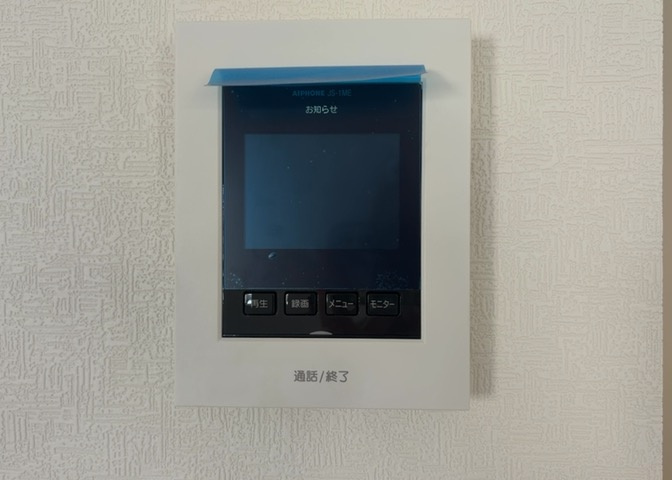 モニターで来訪者を確認して、目的が分からない場合はインターホンを通じて室内から会話することができます。怪しいと感じた場合はインターホン越しにお帰りいただくことができるので、直接会うことがなく安全です。