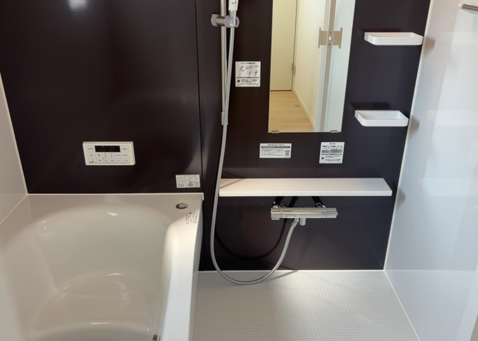 入浴時の快適さも大事なことですが、綺麗な状態を維持できなければ気持ちよく入浴できません。毎日の掃除が楽という点は大事なポイントになります！カビが生えにくく掃除がしやすい、壁や浴槽を選ぶといいでしょう。