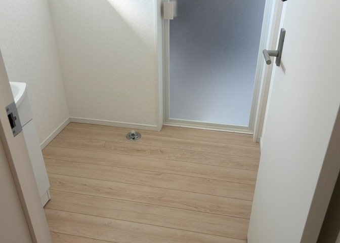 多くの戸建て住宅で見かける洗面脱衣所は、洗面台と洗濯機が2畳ほどのスペースに並べられていて、洗面所が脱衣所を兼ね備えている間取りが一般的です。お客様が利用することもある、パブリックな空間でもあります。