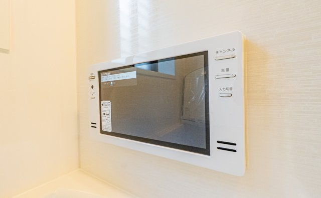 バスルームには大型テレビもございます