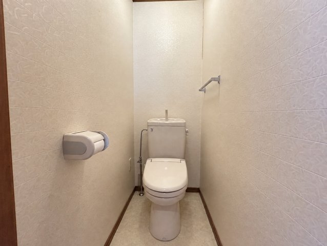 2階にもトイレが設けられているため、就寝時や朝の忙しい時間帯にも1階まで降りずに利用できて便利です。シンプルですっきりとした空間で、手洗い付きの便器を設置。ご家族で暮らす際にも嬉しいポイントです。