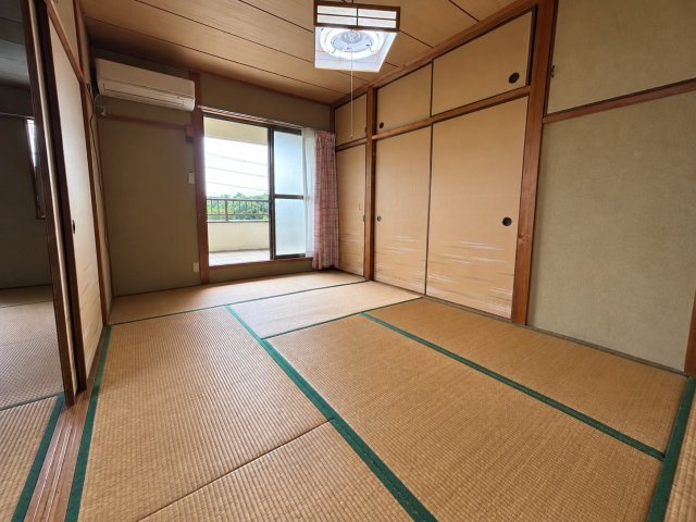 隣り合う和室は襖を開けることで一体感のある広々とした空間として利用可能。普段はそれぞれの個室として使い来客時や家族が集まる際には続き間として活用するなど生活スタイルに合わせて使い分けられる間取り。
