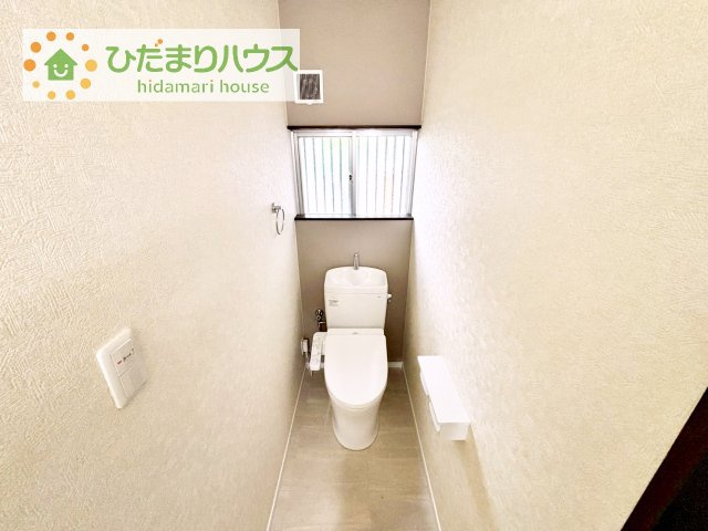 小窓が付いているので、トイレも明るい空間になっております♪