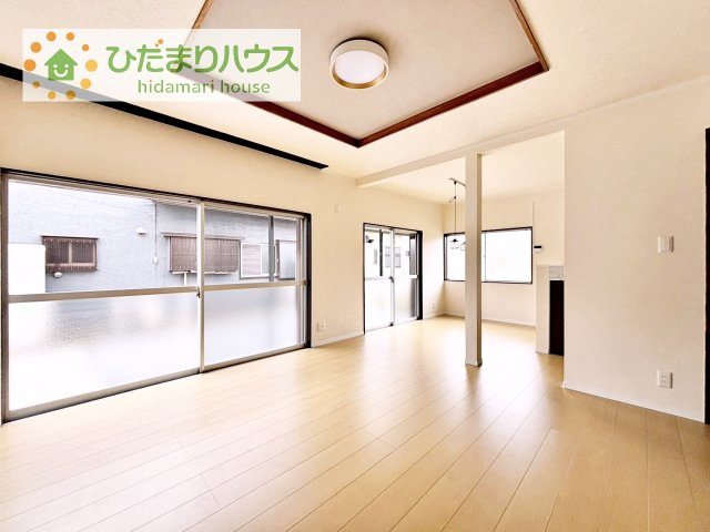 南に面した大きな窓から差し込む光で日中は電気いらず♪