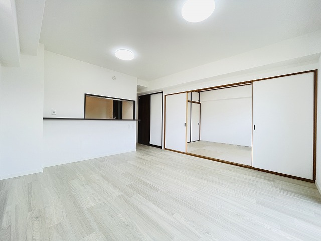 リビングと面した和室は目が届きやすく、お子様の部屋や寝室としてもご使用頂けます。引戸で開放しているとリビングにいるご家族を身近に感じることが出来ます