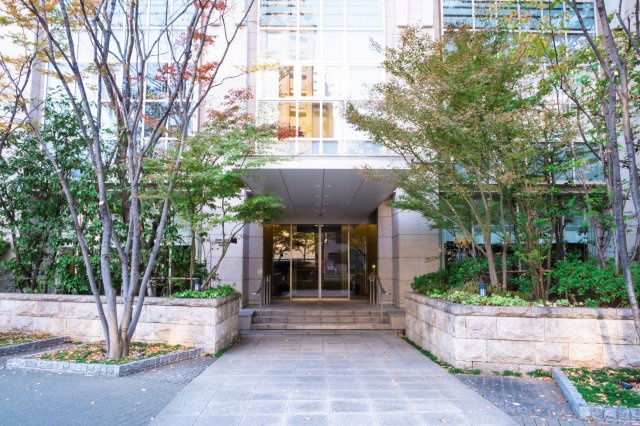 【エントランス外観】自然石の石積みに、豊かな植栽！美しい風景の一部になることを目指したファサード。