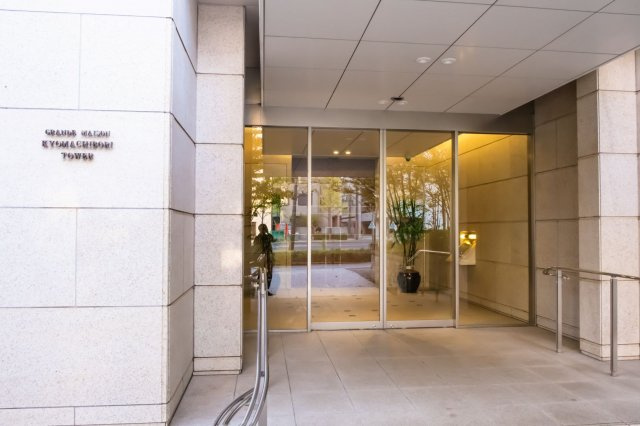【エントランス外観】ホテルライクで上品な雰囲気のマンション玄関口！クリーンな印象のエントランスです！