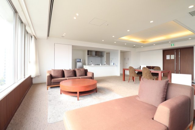 【スカイラウンジ】パーティ対応のゆとりあるアイランドキッチンを備えた、ホテルライクな約45帖の空間！