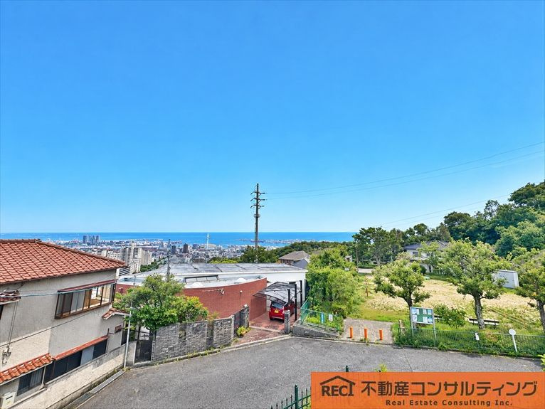 前面道路広々8ｍ！車の出し入れがスムーズです♪