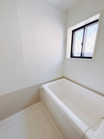 ■浴室｜デザイン性に優れた浴室♪1日の疲れを癒す、ゆったりとしたバスタイムをぜひお過ごしください(*＾＾*)大きな窓付きで嬉しい♪