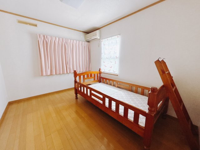 ■2階洋室｜お子様の一人部屋にピッタリな洋室。木のぬくもりを感じるフローリングは、天然木の味わいが時とともに深みを増していきます。また、傷にも強く、フリーワックスでお手入れもラクラクです♪