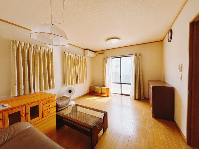 ■リビング｜大きい窓からあたたかいたっぷりの光が入ります♪開放的な空間で毎日をもっと快適に(*＾＾*)