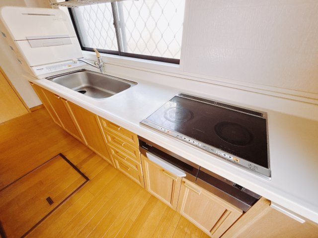 ■キッチン｜ワークトップ下には、圧力鍋やパスタ鍋などのかさばる調理器具もラクラク収納可能なスライド収納！ものが溢れがちなキッチン回りもスッキリきれいに管理ができます♪