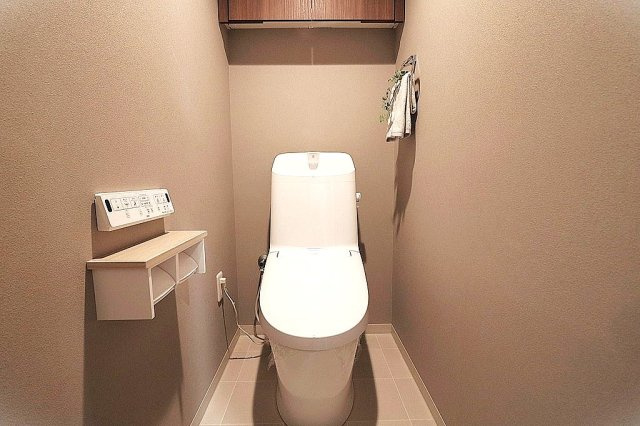 温水洗浄便座完備の洋式トイレ。手元で操作できる壁面リモコンで快適な使い心地。