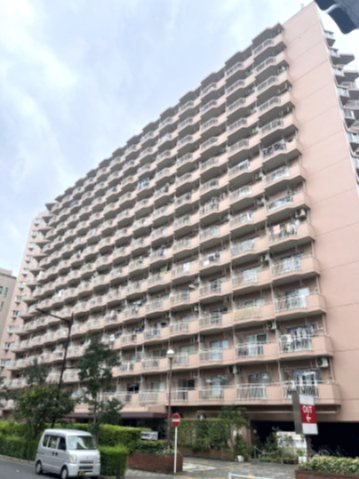 重厚感を漂わせる落ち着いた表情を放つ　《築地永谷コーポラス》のご紹介です。　主要駅への良好なアクセス、おいしいグルメが多彩に揃う「築地アドレス」、　一度住むと快適な日常を手放せなくなります♪　