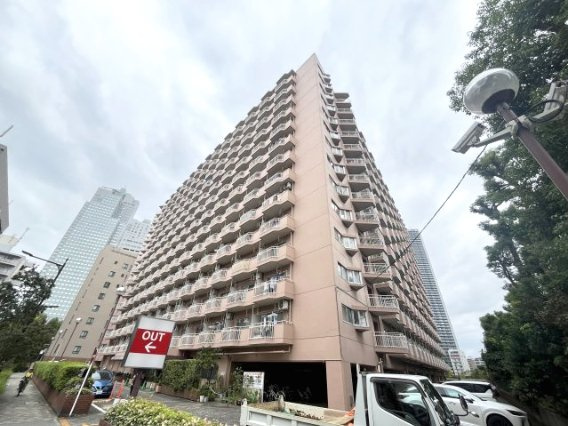 重厚感を漂わせる落ち着いた表情を放つ　《築地永谷コーポラス》のご紹介です。　主要駅への良好なアクセス、おいしいグルメが多彩に揃う「築地アドレス」、　一度住むと快適な日常を手放せなくなります♪　