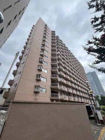 重厚感を漂わせる落ち着いた表情を放つ　《築地永谷コーポラス》のご紹介です。　主要駅への良好なアクセス、おいしいグルメが多彩に揃う「築地アドレス」、　一度住むと快適な日常を手放せなくなります♪　
