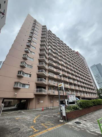 重厚感を漂わせる落ち着いた表情を放つ　《築地永谷コーポラス》のご紹介です。　主要駅への良好なアクセス、おいしいグルメが多彩に揃う「築地アドレス」、　一度住むと快適な日常を手放せなくなります♪　
