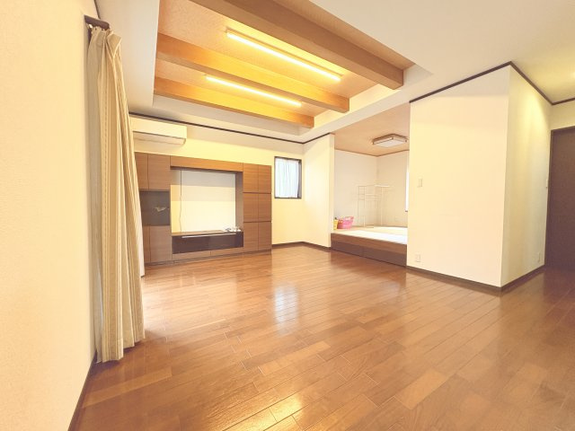 折り上げ天井と間接照明が上質な空間を演出。大きな窓からはやわらかな光が差し込み、明るく心地よい住まいです。小上がりスペースはくつろぎやお子様の遊び場としても活用でき家族の時間をより豊かにしてくれます。