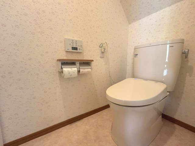 1階トイレ。温水洗浄便座です。