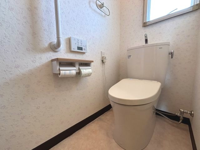 2階のトイレには、陽光を取り入れ換気もしやすい窓付です。
