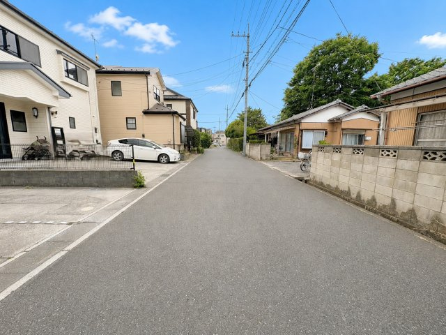 前面道路6ｍで駐車もラクラクです。