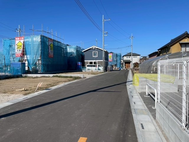 久喜市西（全28区画）9号地　現地写真　車通りが少ない静かな住宅街で、周囲の環境も整っています。お子様やペットと安心して暮らせる場所です。