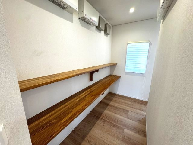 洗面脱衣室併設の大型収納。ランドリースペースに使用可能です♪