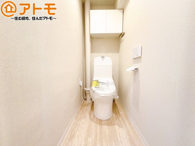 清潔感のあるトイレです♪棚も設置されているので、掃除用具や消耗品なども収納可能です！