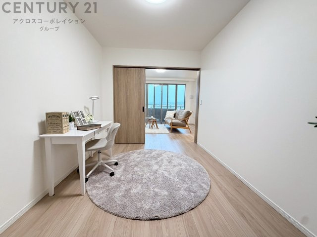 子供部屋…創造性や成長を促す遊びの空間を提供。学習や趣味に集中できる環境を整えます。個別のプライベートスペースは自己表現と自立心を育み、心地よい睡眠環境を整えリラックスできる場所を提供。