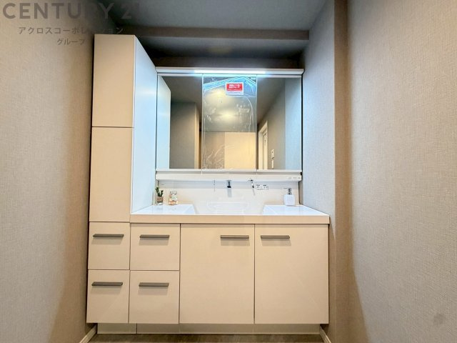 化粧品や洗顔料、歯ブラシなどの必需品をまとめて置ける収納スペースがあり、使用するたびに取り出す手間が省けます。また、水回りのため、濡れても大丈夫な素材が使用されており、お手入れが簡単です。