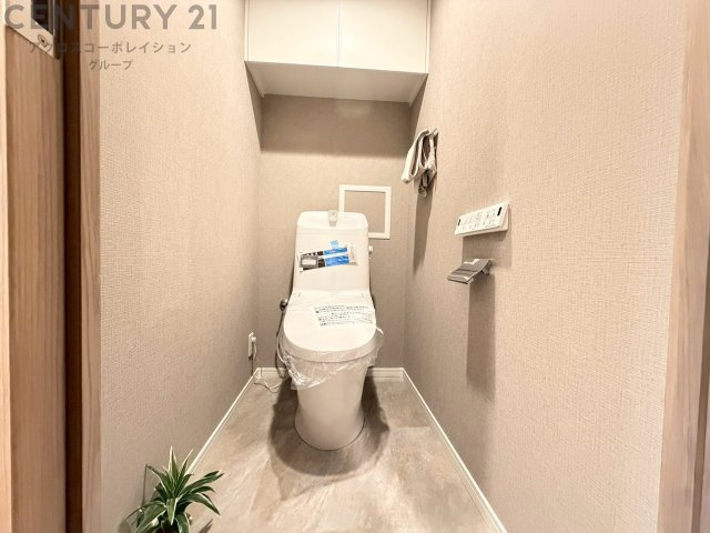 温水洗浄便座付トイレは温水洗浄機能により、暖かい水でおしりを洗浄することができ、冷たい水を使う従来の便座に比べ、温水洗浄機能で暖かいトイレを提供し、快適な使用を可能にします。
