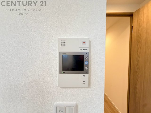 訪問者が来たときにテレビ画面で確認できるため、安心してドアを開けられます。録画機能があるものもあり、留守中に来訪者を記録しておくことができます。利便性が高く、セキュリティ面でも安心です。