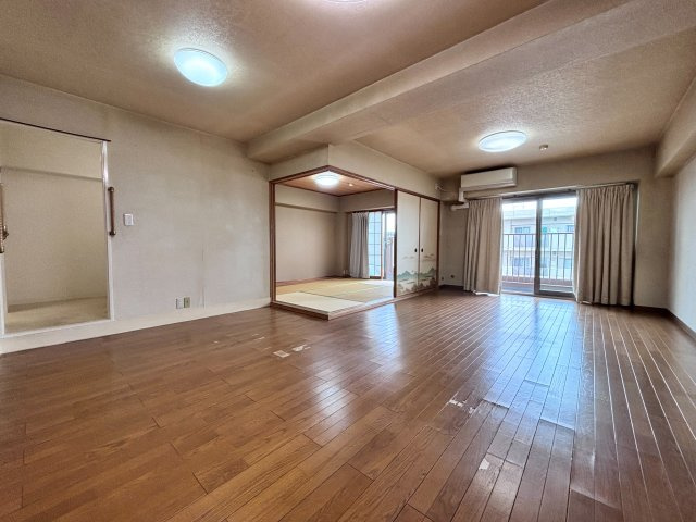 約17帖の開放感あふれるLDK。家族がゆったり寛げる空間です