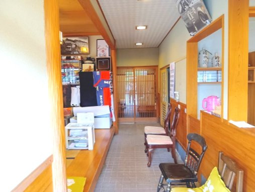 玄関から入って右手にカウンター、左手に座敷、奥に和室2部屋があります！