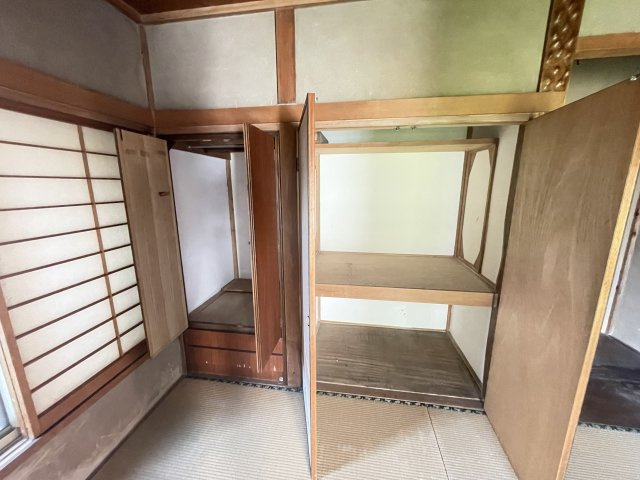 庭横の6帖和室の収納です。