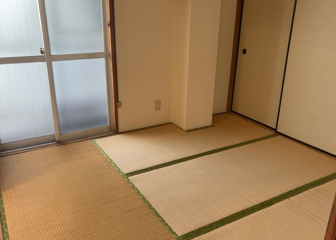 寝室でゆっくりと過ごすためにはベッド周りの適度な空間を担保することや窓の位置、照明の明るさ、寝室の広さなどを考える必要があります。自身や家族の構成とライフスタイルに併せて寝室にする部屋を選びましょう！