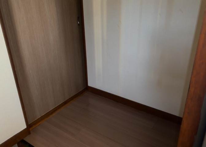 内装はとにかくおしゃれなものがいい！と選ぶ前に、まず住んだ後のことを想像してみましょう。住んでみたらコンセントの位置が悪くて使いにくいなど出てきます。事前にどの家電をどこに置くか想定しておきましょう。