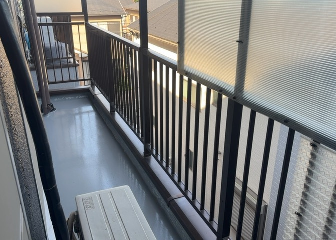 バルコニーは、室外の専用スペースのうち、「屋根がなく開放された空間」であるものを指します。ベランダより広いタイプのものが多く、日当たりもよいため家庭菜園などを楽しみたい人にとって適した環境となります。