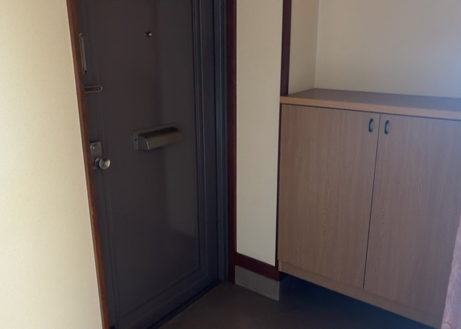 玄関は家の顔でもあり、家族以外の目にも止まる場所です。玄関は外との間を仕切る扉、靴などをしまっておく収納スペース、靴脱ぎのたたきスペース、来客とのやり取りをするドアホンなど複数のアイテムからなります。