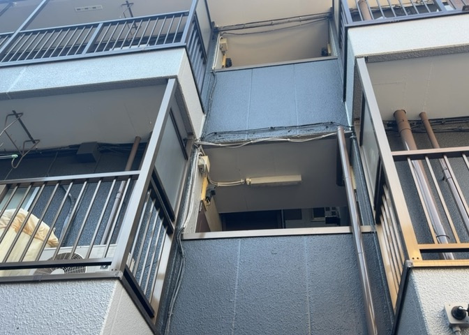 車一台あたりに必要なスペースは、標準サイズの普通自動車で横幅2m50cm、長さ5mは必要になります。ただし、乗降のことも考慮して横幅3m30cm、長さ5m50cmほどは確保できるところを選びましょう。
