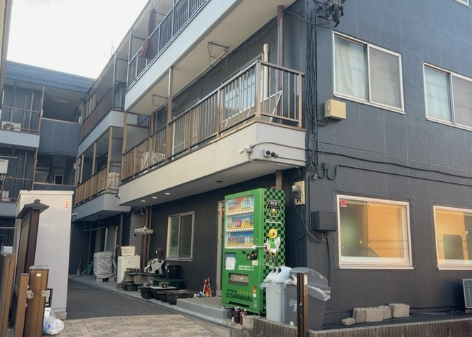中庭（パティオ）とは、一つの建築物の内部に設けられた、壁などで囲われている庭のことを指します。コの字型、ロの字型が主流ですが、L字型の中庭もあります。最近では、インテリア性の高さからも人気があります。